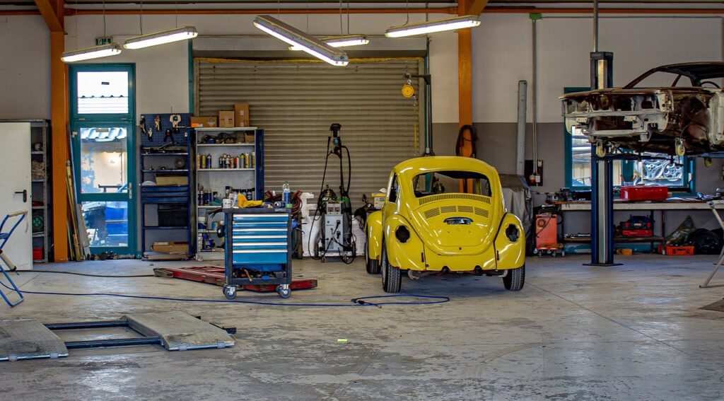 Un taller chapa y pintura es una instalación para la reparación de chapas y pintura de la carrocería, chasis de los coches de motor.